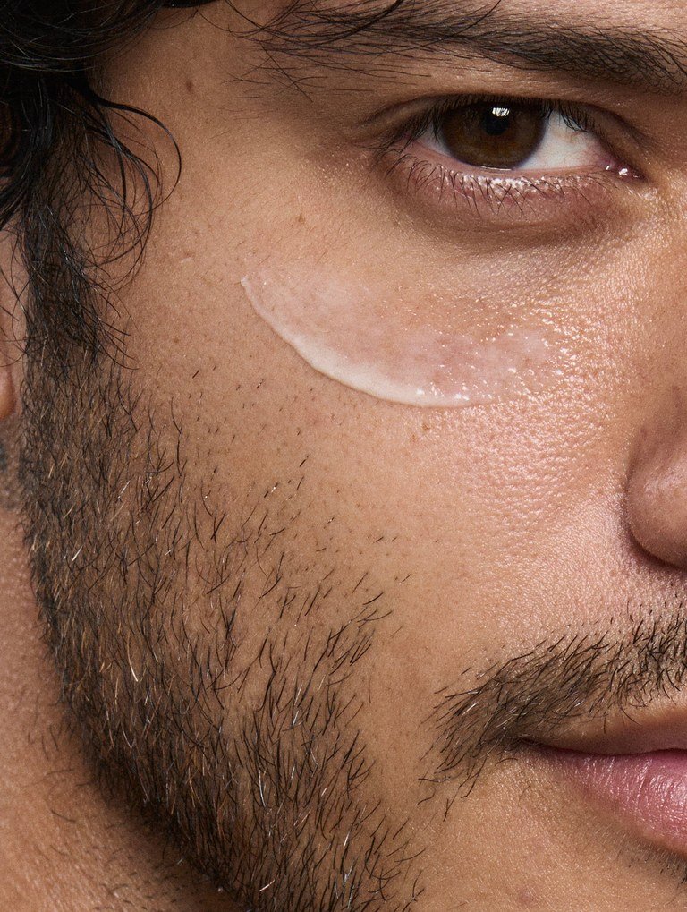 Gros plan sur la barbe et le contour de l’œil d’un homme, soin appliqué